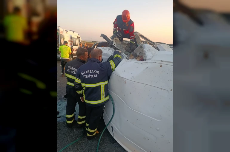 Diyarbakır’da minibüs ile traktör çarpıştı: 2 ölü, 6 yaralı