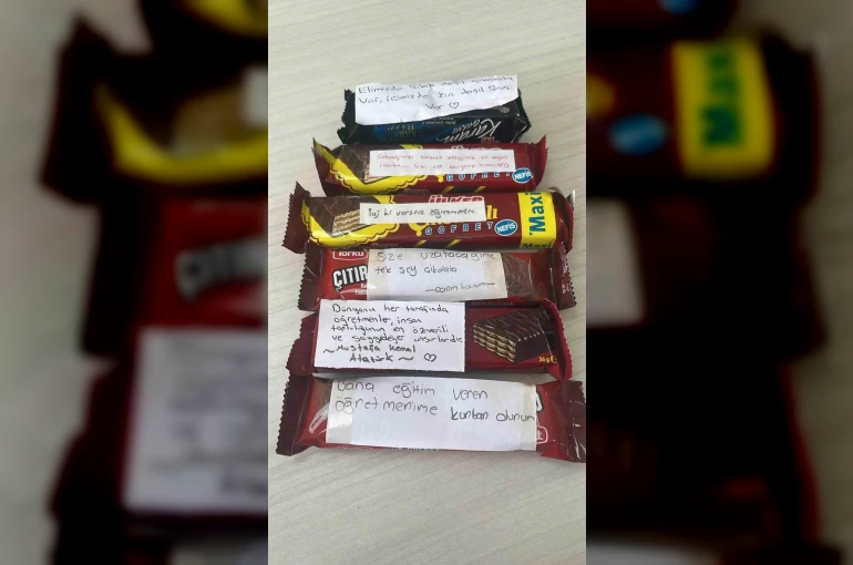 Diyarbakır’da öğrencilerden Türkiye’yi duygulandıran jest: "Elimizde silah değil çikolata var, içimizde kin değil sevgi var" 