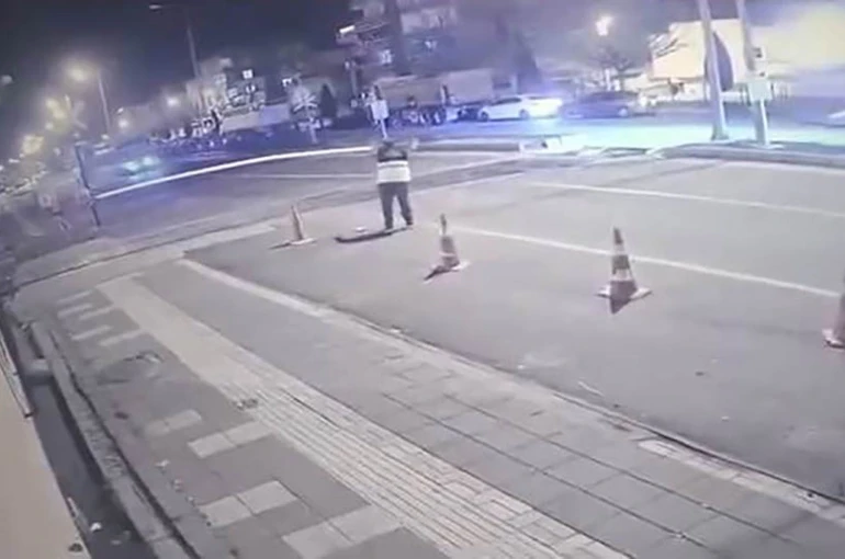 Diyarbakır’da otomobil tren ile çarpıştı: Feci kaza kamerada 