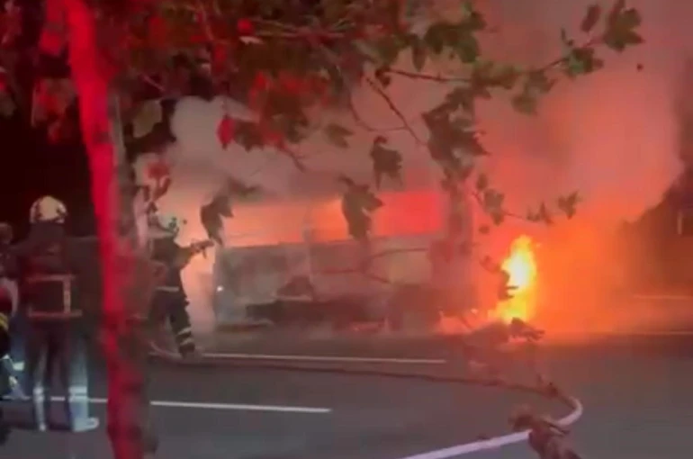 Diyarbakır’da park halindeki minibüs alevlere teslim oldu 