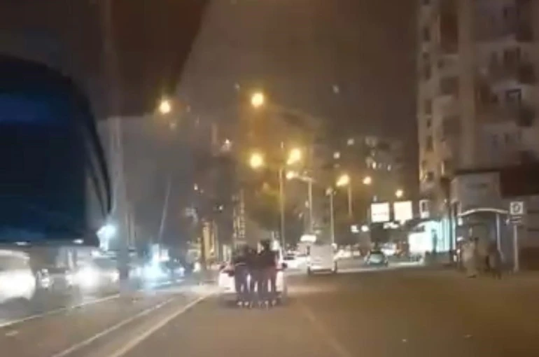 Diyarbakır’da patenli gençlerin tehlikeli yolculuğu