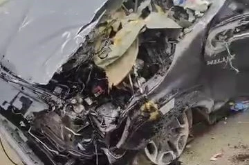 Diyarbakır’da pikap bariyerlere ok gibi saplandı: 2 yaralı 