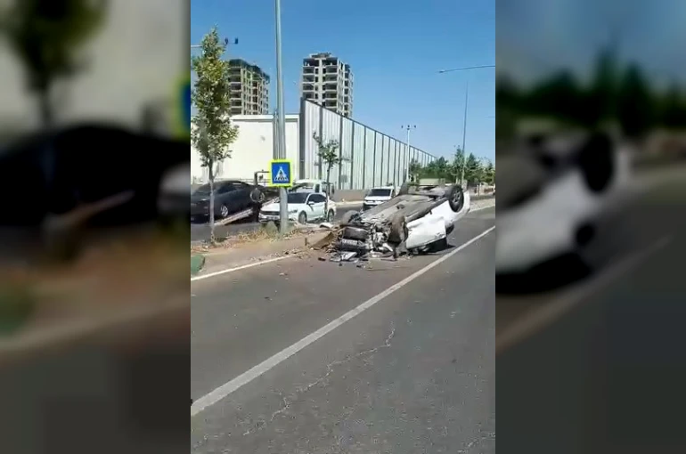 Diyarbakır’da refüje çıkan otomobil takla attı: 1 yaralı 