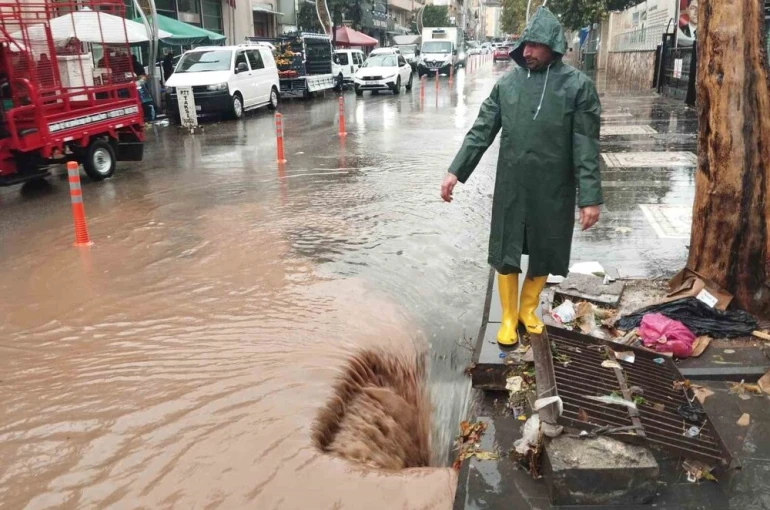 Diyarbakır’da sağanak yağış yolları göle çevirdi 