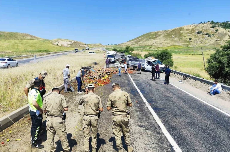 Diyarbakır’da sebze yüklü kamyonetin tekeri patladı: Kasadan savrulan ürünler yolu trafiğe kapattı 