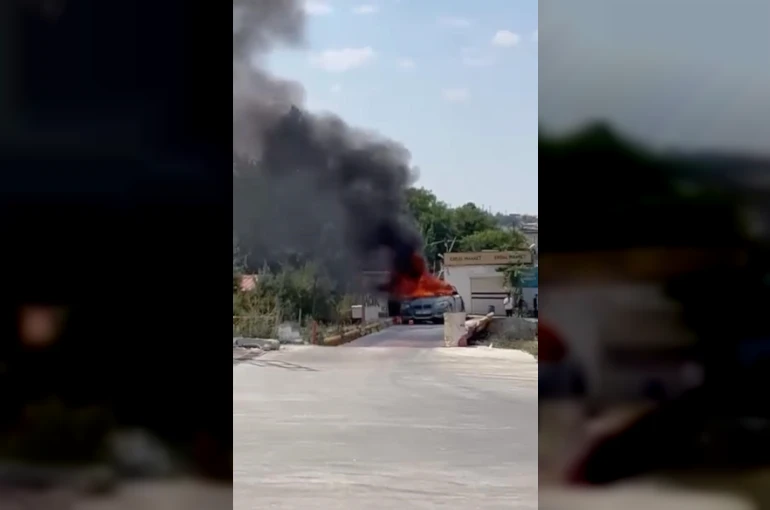 Diyarbakır’da seyir halindeki araç alev aldı 