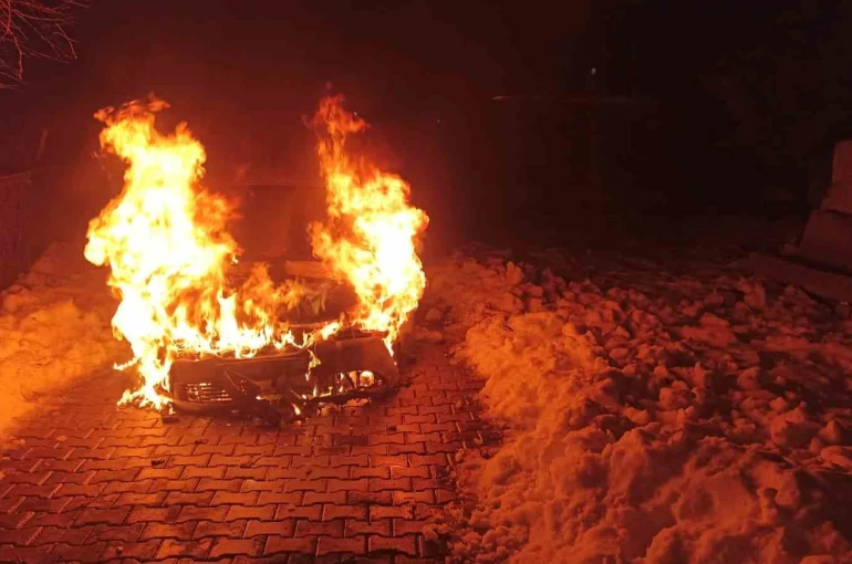 Diyarbakır’da seyir halindeki araç alev topuna döndü