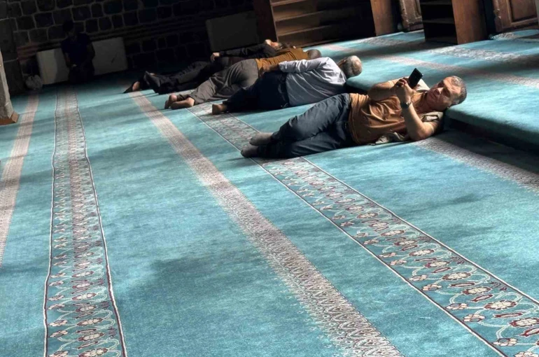 Diyarbakır’da termometreler 40 dereceyi gösterince vatandaşlar soluğu camilerde aldı 