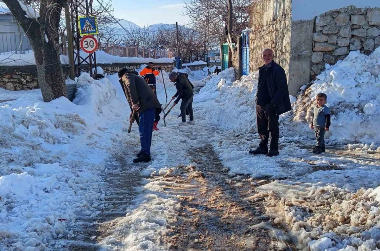 Diyarbakır’da vatandaşlar karla kapanan yolları kendi imkanları ile açtı