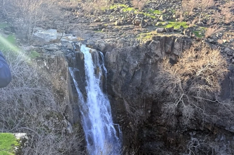 Diyarbakır’da yağışların artması ile coşan şelaleler ziyaretçi akınına uğruyor