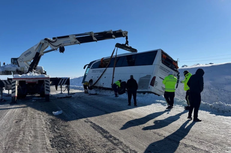 Diyarbakır’da yolcu otobüsü devrildi: 6 yaralı 
