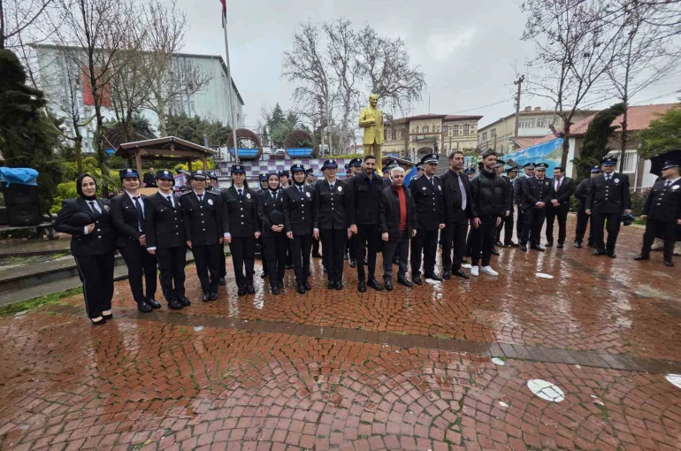 Diyarbakır’da yürek ısıtan görüntü: Vatandaşlar yağmurda ıslanan polislere şemsiye tuttu