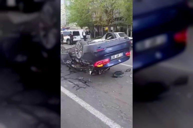 Diyarbakır’da zincirleme kaza: Bir araç takla attı, 2 kişi yaralandı 