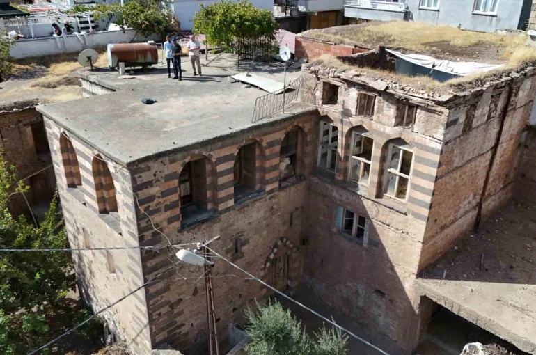 Diyarbakır’da zindanından su kuyusuna kadar olan 15. yüzyıldan kalma Beyler Konağı asırlardır varlığını koruyor
