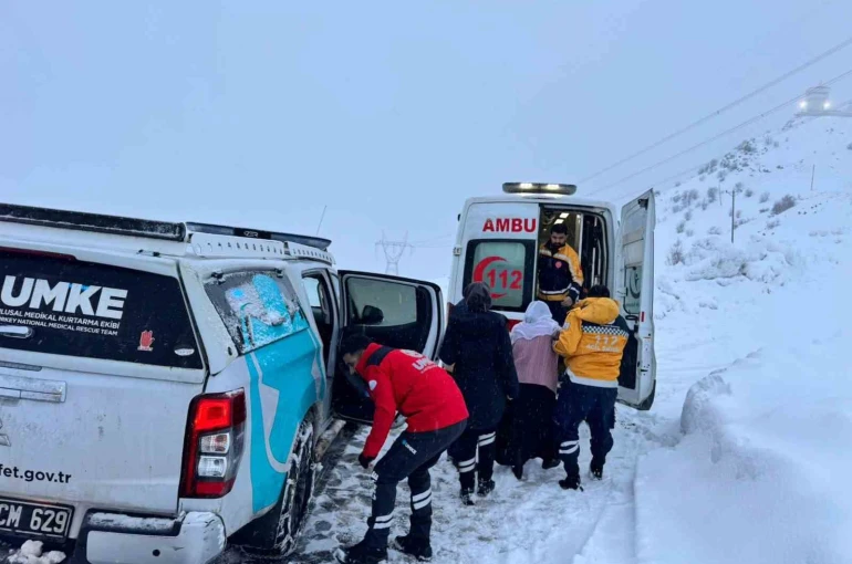 Diyarbakır’da zorlu kış şartlarında sağlık seferberliği: Kapalı yollarda UMKE ve 112’den zamanla yarış 