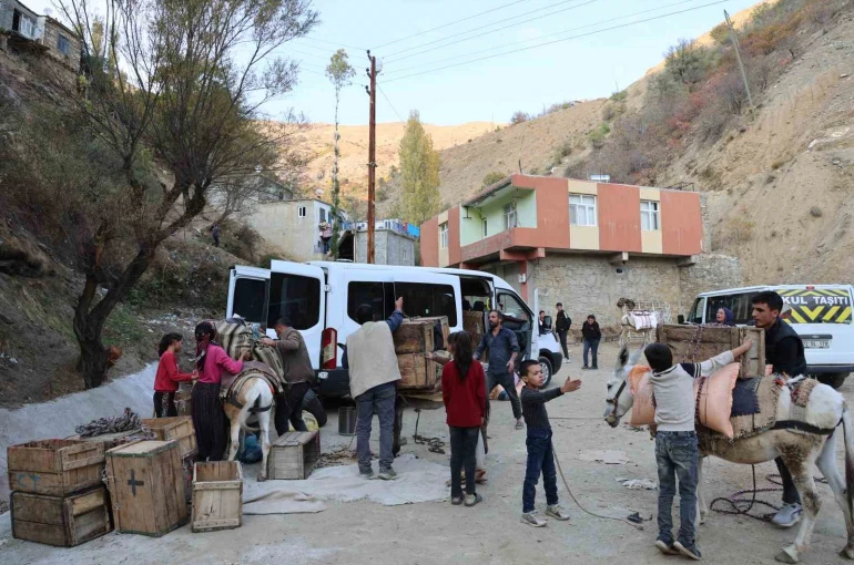 Diyarbakır’ın kırsal mahallesinde yükler eşeklerle evlere götürülüyor 