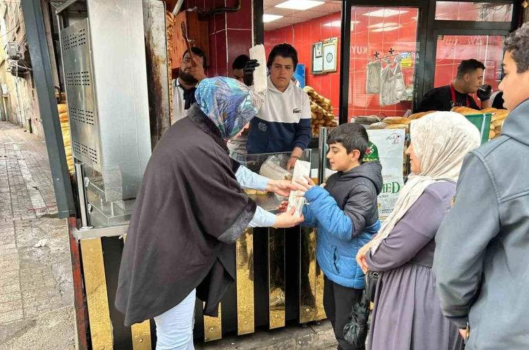 Diyarbakırlı esnaftan Kutlu Doğum Haftası’nda 2 bin kişiye döner ikramı 