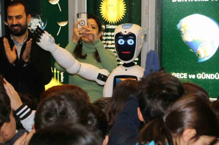 Diyarbakırlı öğrenciler atık malzemelerden robot yaptı 