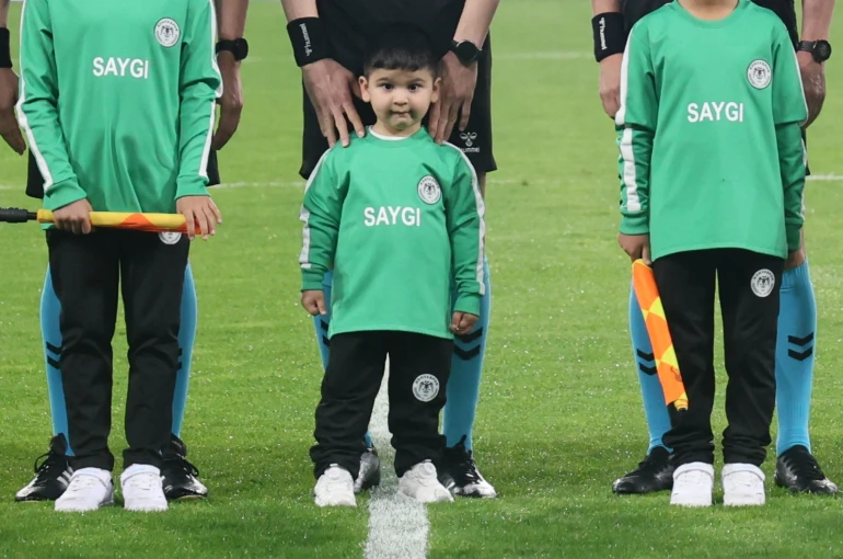 DMD kas hastası minik Mehmet için Konyaspor-Fenerbahçe maçının seremonisinde farkındalık oluşturuldu 