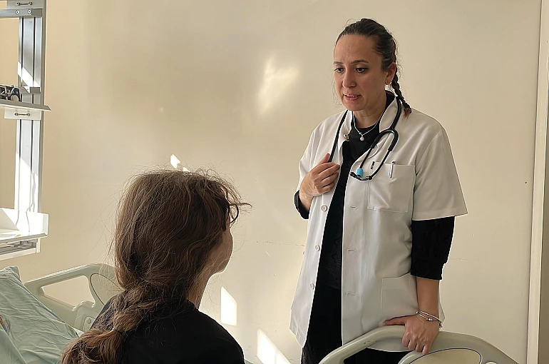 Doç. Dr. Akcan: "Çocuklarda görülen enfeksiyonların ilk belirtisi, yüksek ateş"