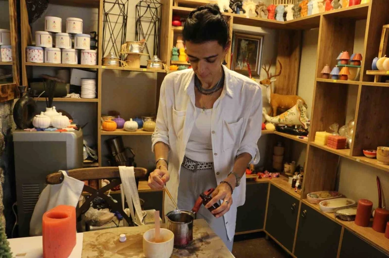 Doğal malzemelerle ürettiği mumlar turistlerin gözdesi oldu 