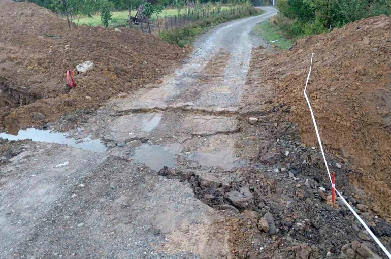 Doğalgaz çalışması sonucu bozulan yollar tehlike oluşturuyor 