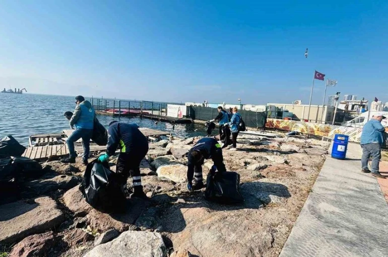 Doğaseverler Karşıyaka’da kıyı temizliği yaptı 
