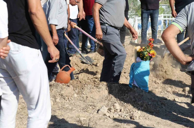 Doğumda annesiyle birlikte ölen Güney’in kundağı mezar taşına sarıldı