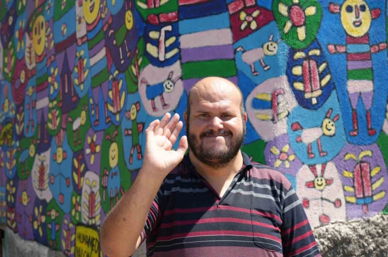 Doğuştan zihinsel engelli adam 17 yıldır hem evini hem de tablolarını boyuyor