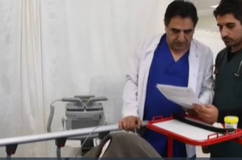 Doktor baba-oğul aynı hastanede hizmet etmenin mutluluğunu yaşıyor