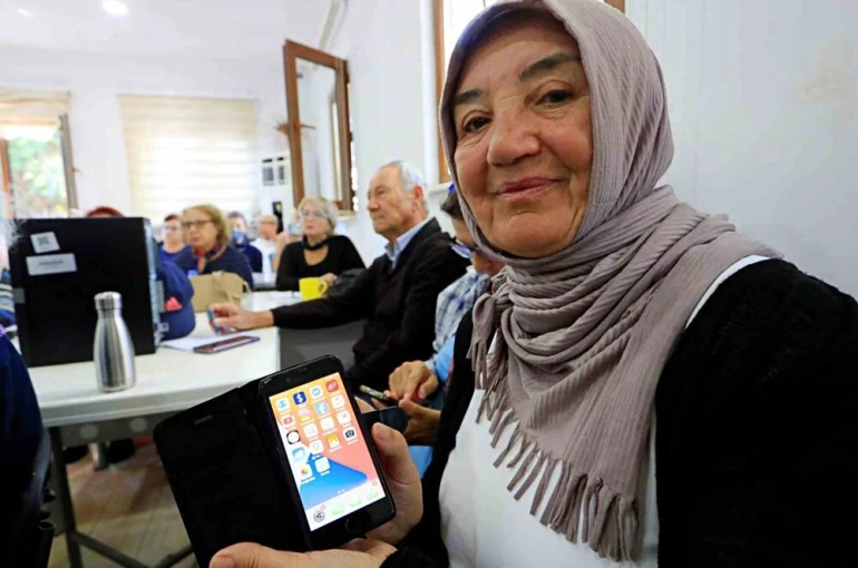 Dolandırıcıların hedef kitlesi 60 yaş üzerine akıllı telefon kullanımı eğitimi 