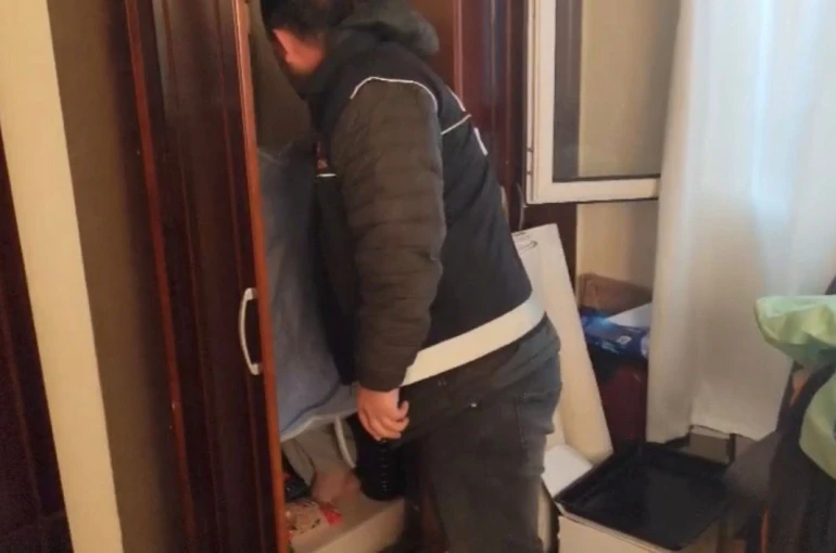 Dolaptan kıyafet değil "Torbacı" hükümlü çıktı 