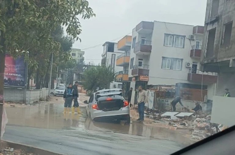 Dolgu yolda mahsur kaldı