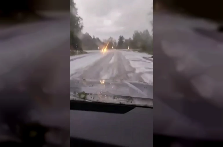 Dolu yağışı yolu beyaza bürüdü