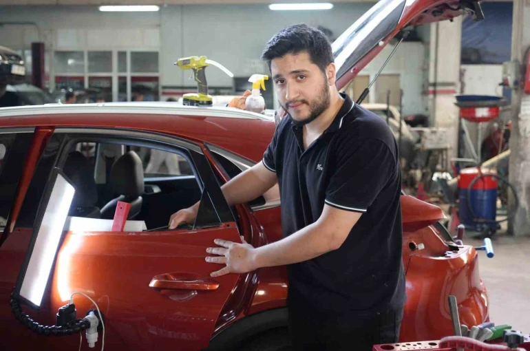 Dolu yağışında hasar gören araçlar sanayide onarılıyor