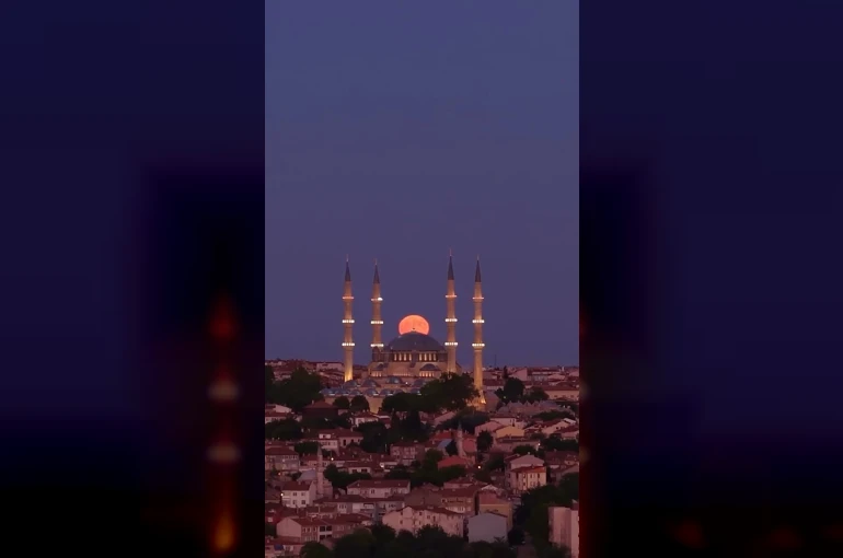 Dolunay, Selimiye Camii ile aynı karede 