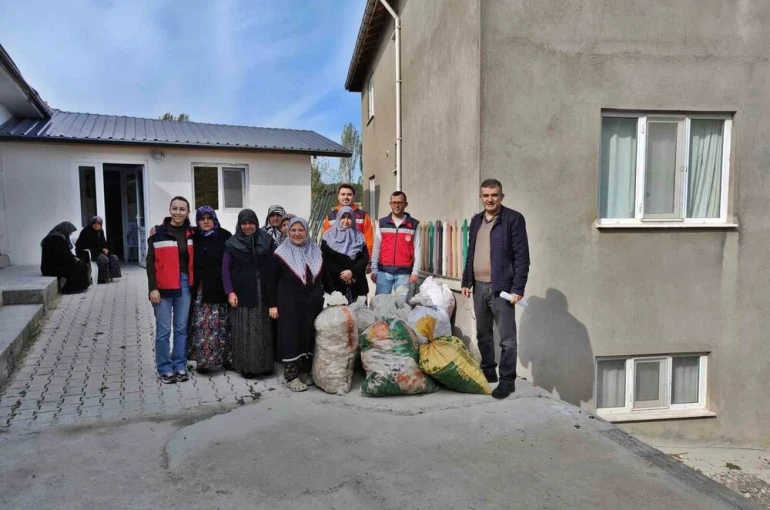Domaniç’te kadın üreticilere 300 kilo dikimlik sarımsak dağıtıldı