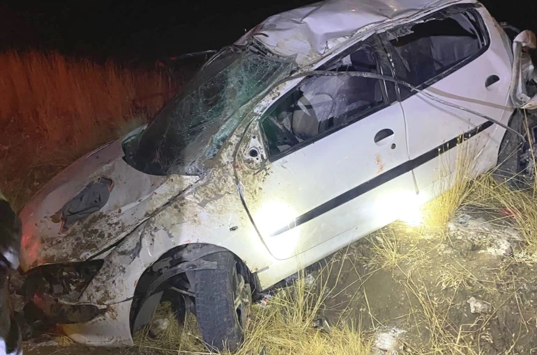 Domaniç’te takla atan otomobilde 3 kişi yaralandı 