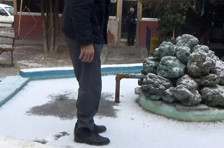 Donan süs havuzunda kimisi gezdi, kimisi ise buzu çekiçle kırmaya çalıştı