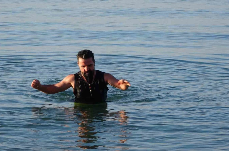 Dondurucu soğuğa meydan okudular: Van Gölü’nde eksi 9 derecede yüzme mesaisi 