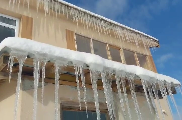 Dondurucu soğuk çatılarda buz sarkıtlarına dönüştü 