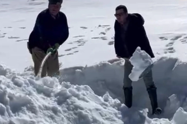 Dondurucu zirvede toplanan kar, yazın serinleten lezzete dönüşüyor