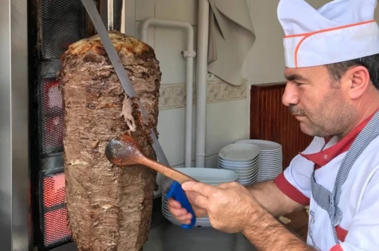 Döner ustası evinde asılı halde bulundu 