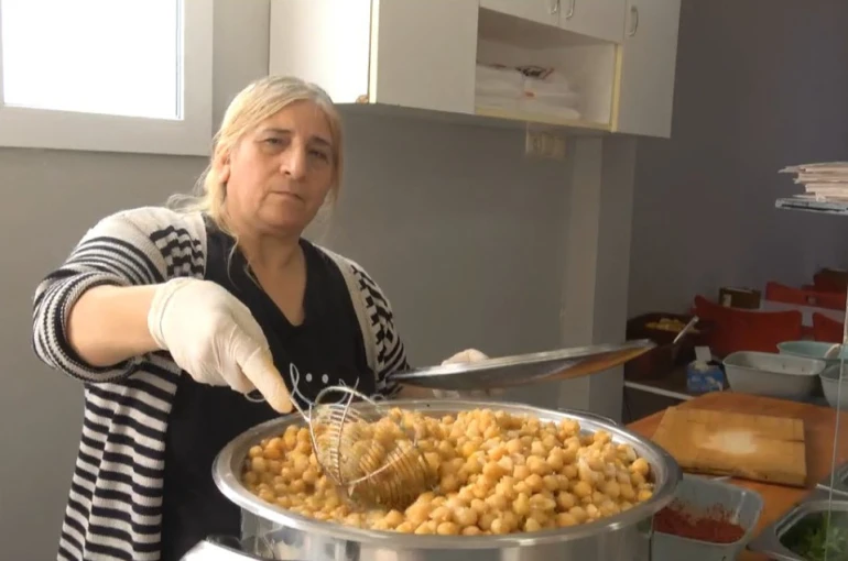 Döneri ile meşhur Hatay’da nohut dürümcü kadın vatandaşların damak lezzetini değiştirdi