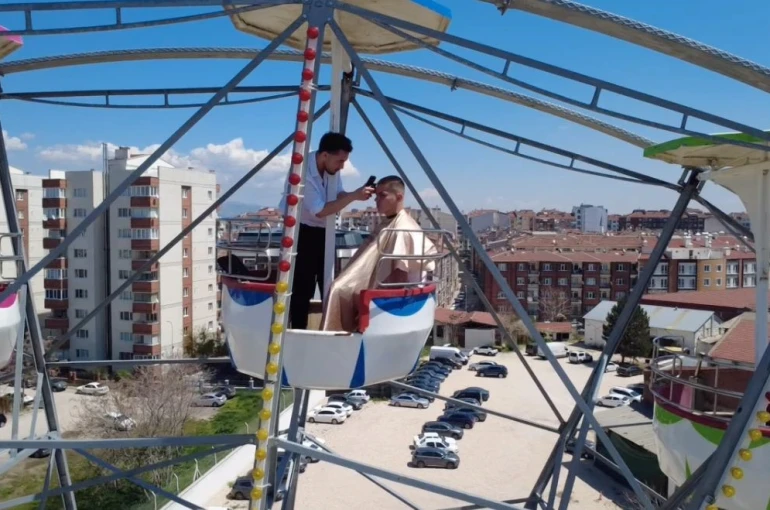 Dönme dolabın zirvesinde macera dolu saç kesimi 