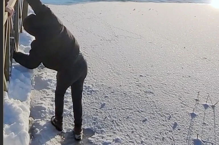 Donmuş gölde buz kırıldı, suya düşmekten son anda kurtuldu 