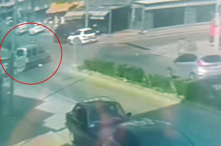 Dönüş için geniş manevra aldı, kaza kaçınılmaz oldu 