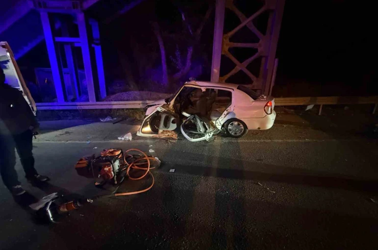 Dönüş yapmak isteyen otomobile hafif ticari aracın ok gibi saplandığı kaza kamerada 