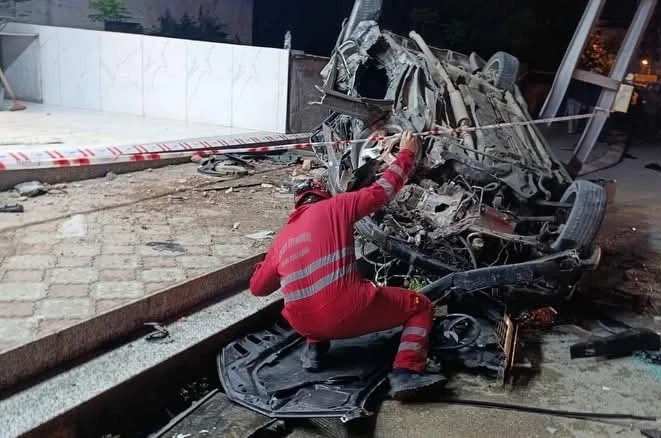 Dörtyol’da aydınlatma direğine çarpan araç hurdaya döndü: 2 yaralı 