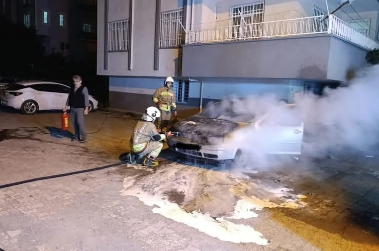 Dörtyol’da otomobilin motoru alevlere teslim oldu 